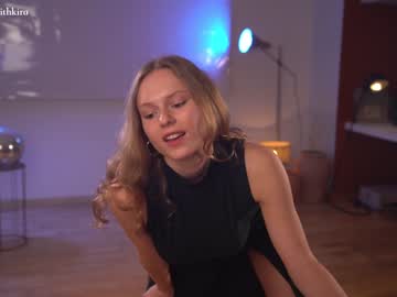 webcam girl chillwithkira image #3779652