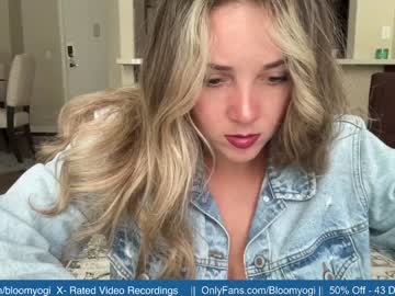 webcam girl bloomyogi image #4205416