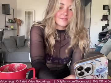 webcam girl bloomyogi image #4621174