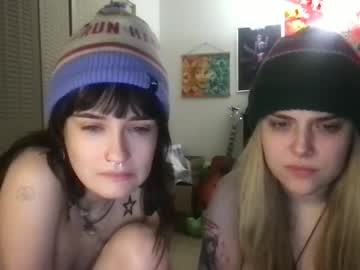 webcam couple snowxbunny1228 image #6021470