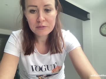 webcam girl eatmypie69 image #3904249