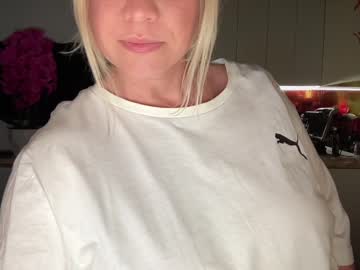 webcam girl kiradivine image #6636625