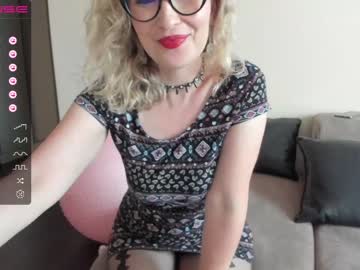 webcam girl emilymilf__ image #4902336
