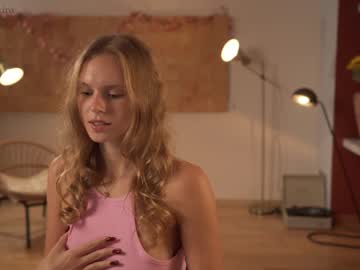 webcam girl chillwithkira image #2716570