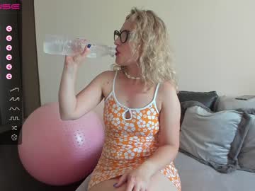 webcam girl emilymilf__ image #4845346