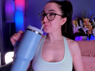 webcam girl littlee33 image #6299456