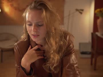 webcam girl chillwithkira image #2809067